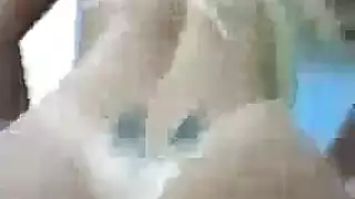 جار يضاجع شقراوتين في جلسة ثنائي عنيفة