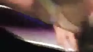 شقراء سمراء تقدم مصة مليئة باللعاب للحم أبيض عرقي