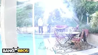 السكس الجماعي الساخن مع ثلاث فتيات شراميط يمارسون الجنس مع عمال الصيانة