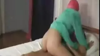 شرموطة محجبة تأخذ الحليب في حلقها