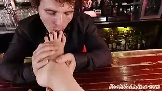 عبادة الأقدام في كابينة البار تتحول إلى تفحيط مهبلي صريح