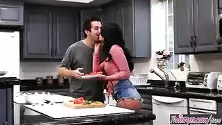 الطبخ يصبح قذراً: مص للقضيب وضربات قاسية على المنضدة