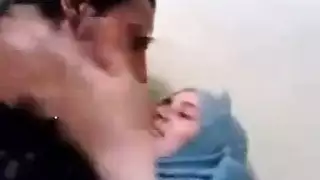 محجبة شقية تخون مع رجل أكبر ذي خبرة