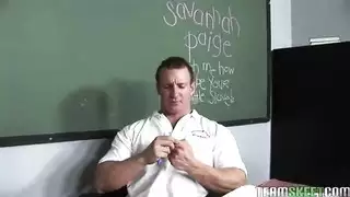 تلميذة مشاغبة تُعاقب بصفعات على مؤخرتها ونيك عميق في كسها