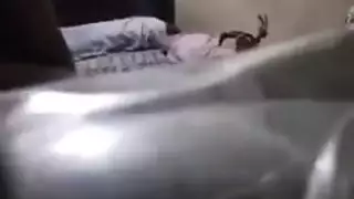 طيزها الضخمة تشتكي من زبه الساخن وهو يمددها