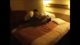 الزوج المعرص يساعد زوجته على فتح رجليها لعشيقها