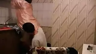 روسي سكران يصرع خالته على طاولة المطبخ لقطات تجسس