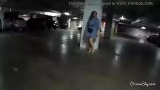 تعري علني: شرموطة تكشف طيزها الشاحبة للغرباء