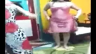 نسوان شراميط يرقصو بقمصان النوم في شقة دعارة