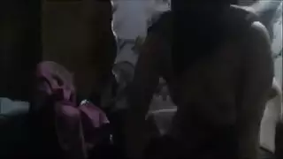 العاهرة الشرجية المحجوبة تمتد فتحتها وتُملأ بالكريمة من قبل الجار