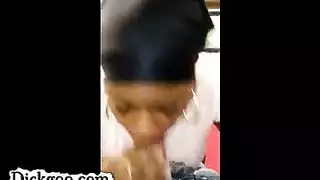 مص في المكتب: فتاة محجبة من مالي تتعرى وتنكح