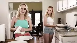 عائلة الصدور الكبيرة: حفلة جنس سحاقية بين الأم والبنات