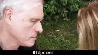 إباحية المحارم: قضيب الأب يمد فرج الفتاة الصغيرة