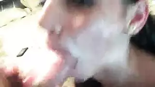 مص القضيب وجنس الثدي حتى إطلاق منوي كبير