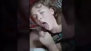 نجم البورن يمص: ترضع على زب صلب من منظور أول