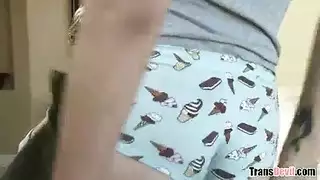 جليسة أطفال عابرة جنسياً في علاقة جنسية جماعية وحقن على الوجه