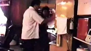 خبير الكاراتيه يكسر العزوبة مع أم مثيرة محتاجة