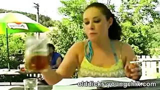 أختي تخدم قضيبي مع الأفلام الإباحية كخلفية صوتية