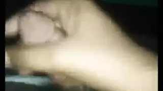 النساء الأكبر سناً تصرخ في نشوة بينما يضربها الشباب بقوة