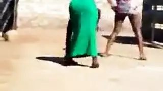 خيال الجنس في حظيرة: بنات مثيرة تستسلم للغريزة الحيوانية