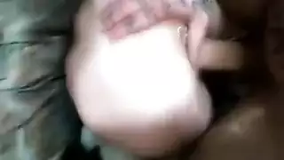 فعل عنيف في الحلق العميق ينتهي بقذف على الوجه