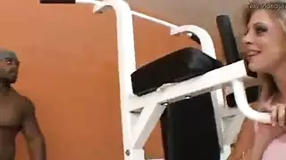 الديوث المخنث يُستغل من قبل سيدة متحولة جنسياً مهيمنة في قصص مصورة ساخنة