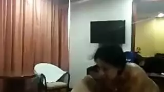 سيدة ناضجة تستمتع بجلسة جنسية صريحة مع عشيقها