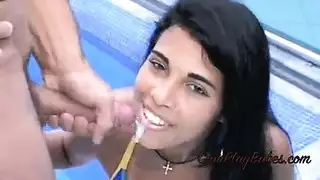 إباحي قاسي: وجه يغرق في سائل مني أبيض كثيف