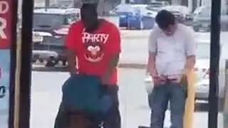 أمريكي يضرب عاهرة راغبة في محطة الباص