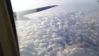 إيطالية تحشى فمها وفرجها بزب كبير على ارتفاع 30000 قدم