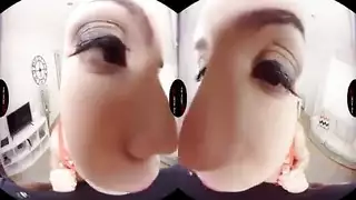 لعبة جنس واقع افتراضي: فتاة حارقة تأخذ زب حقيقي في مشهد بورن مكثف