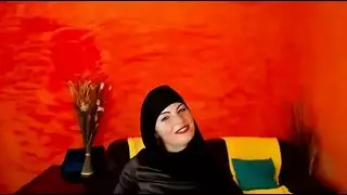 عاهرة مسلمة تخلع حجابها لجلسة بورنو صريحة