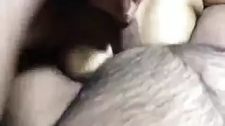 زوجة الخنوع تمص قضيب خليجي في مشهد جنسي صريح