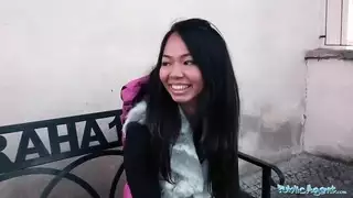 الفتيات الآسيويات الجميلات يظهرن مهارات جنس فموي مثالية