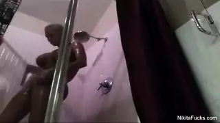 الفتاتان مثيرتان كارلي ونيكيتا تشاركان فانتازيا صريحة لفرك الأعضاء