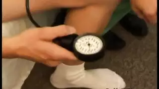 أثداء كاتيا الكبيرة وفرجها الجشع يطلبان عدة قذفات