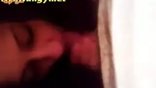 ممارسة جنسية ثلاثية قاسية: شابان يمارسان الجنس الشرجي المزدوج مع الشرموطة المصرية صفاء