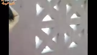 سعودية فاتنة ممتلئة تكشف فرجها المبلل تحت العباءة