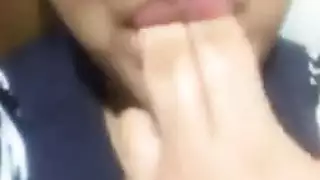 عاهرة محتاجة تتوق لقضيب سميم ليملأ فتحتها المبللة وثدييها الضخمين