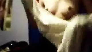 شقراء في بيكيني أزرق تمص القضيب وتتعرض للجماع في مؤخرتها الضيقة