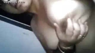 عاهرة هندية تتباهى بجسمها الرائع وحلماتها الصلبة إكس إكس إكس