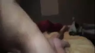 فتاة مفلس تفعل بالفعل روتيني تجريبها بينما يراقب حارسها الشخصي في العمل