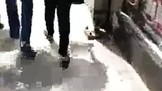 الفتاة الهندية تخلع ملابسها وتداعب فرجها المبلل بقوة