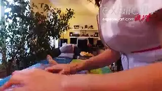 سمراء يائسة تخدم القضيب بفمها ومهبلها