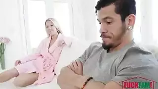 الام تدخل عل بنتها في الحمام