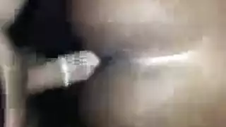 الفتاة السمراء تتفجر شبقًا في الفناء الخلفي وتطالب بقضيبي الصلب