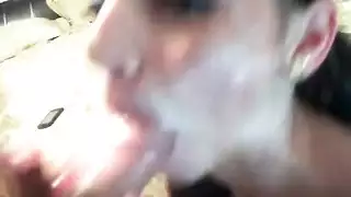 استخدام الفم والثدي للمتعة القوية حتى القذف