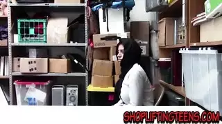 فتاة عربية غريبة تمص وتتناك في فعل إباحي