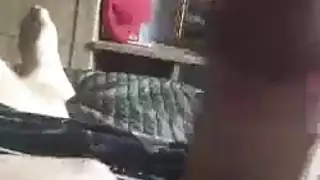 حفلة جنس في الحظيرة: رعاة بقر horny وفتيات مبللات