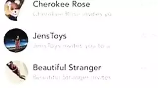 لاتينا بفرج مبلل تبتلع قضيبًا أسود سميكًا في مشهد إباحي صريح